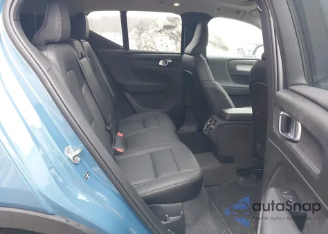 2024 Volvo Xc40 B5 Ultimate Dark Theme z USA, uszkodzony, nr VIN YV4L12UM1R2357723